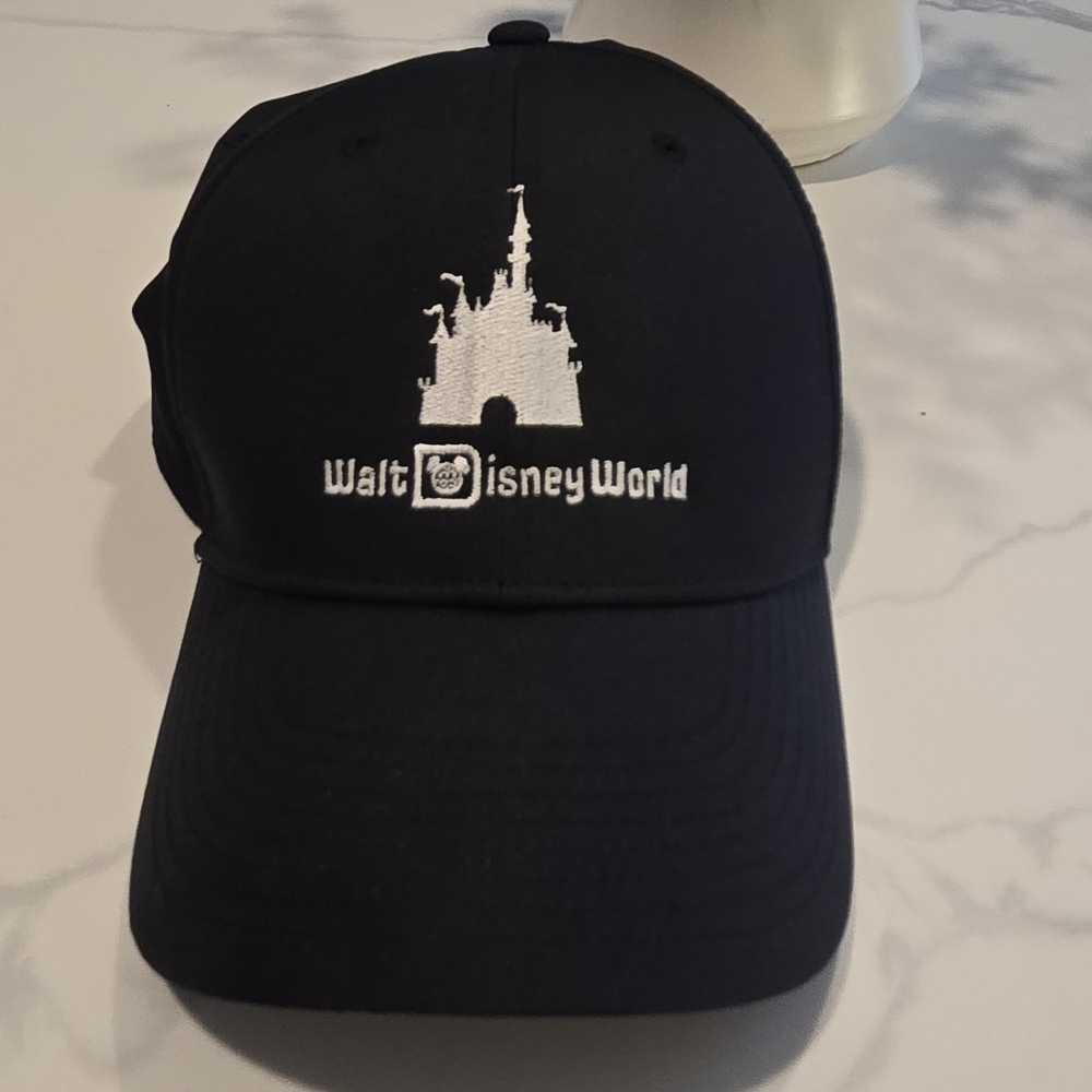 NWOT Nike Baseball Cap Walt Disney World Castle Dry Fit Size M/L. Male or Female